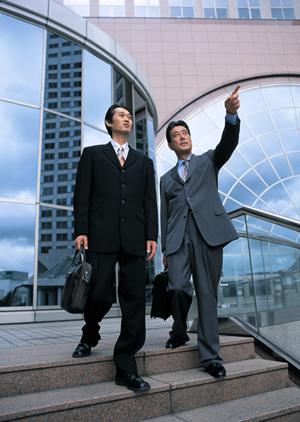 レディーススーツならアウトレットで購入